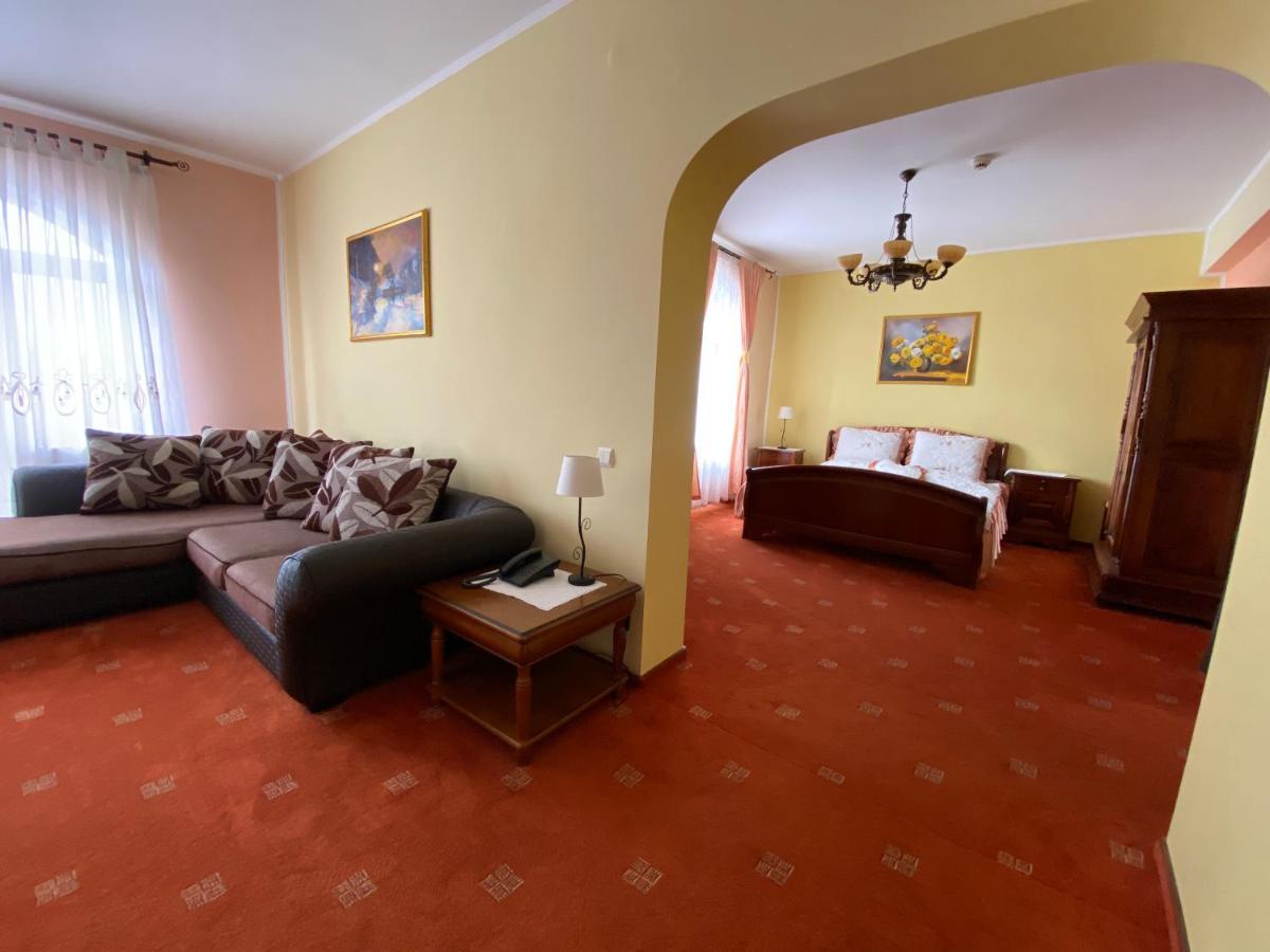 Pensiunea Crocus - Sauna & Billiard Poiana Brasov Exteriör bild