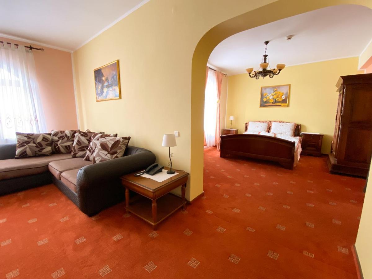 Pensiunea Crocus - Sauna & Billiard Poiana Brasov Exteriör bild